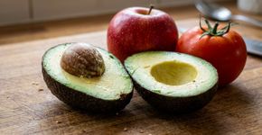 O abacate ainda está duro? Colocá-lo junto de tomates ou de uma maçã pode acelerar o amadurecimento, e a explicação está no gás etileno liberado pelas próprias frutas