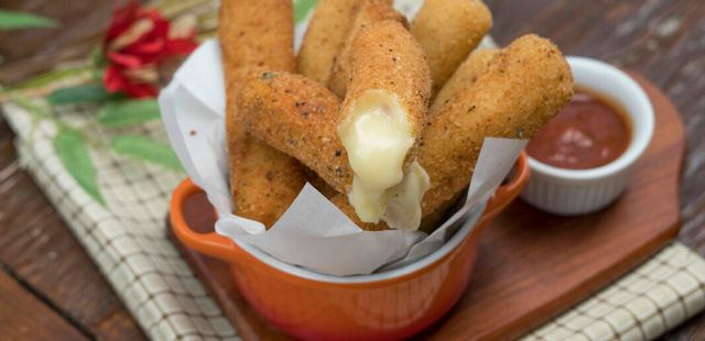 Palitos de queijo crocantes feitos com pão de forma conquistam a internet
