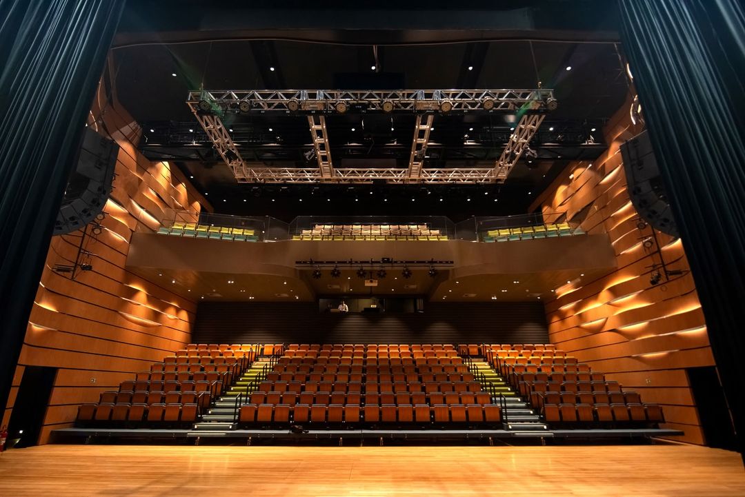 Teatro Auri tem poltronas retráteis capaz de se transformar em um amplo salão para eventos