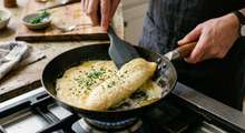Featured side: Os franceses concordam: “Para deixar o omelete mais macio e com sabor equilibrado, o segredo é adicionar uma colher de creme de leite antes de bater os ovos.”