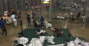 Crianças detidas choram desesperadamente e dormem em gaiolas