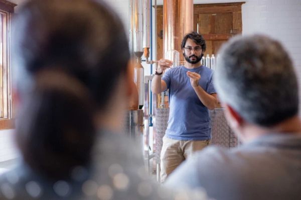 O BEG Tour dura cerca de 45 minutos e apresenta as principais etapas da produção do gin, desde a escolha dos botânicos até a destilação