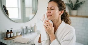 Dermatologistas explicam: este hábito depois de lavar o rosto pode fazer diferença para a pele
