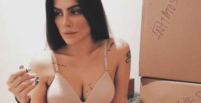 Fã pede para Cleo realizar seu fetiche e atriz responde