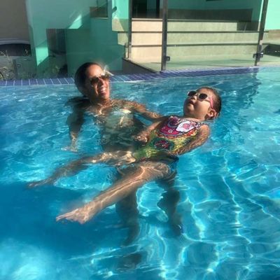 Mirela e Melissa brincando na piscina