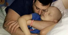 Pais postam foto emocionante ao lado do filho com câncer terminal