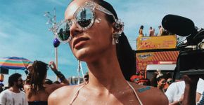Após críticas, internautas defendem seios naturais de Marquezine