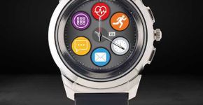 Smartwatch combina design analógico com tela tátil colorida