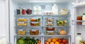 No Canadá, carne crua não deve ficar em qualquer prateleira da geladeira: colocá-la em recipiente fechado na parte de baixo evita que líquidos escorram sobre frutas, verduras e outros alimentos prontos para consumo