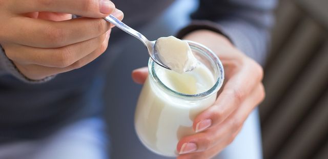 Como fazer um iogurte cremoso incrível usando só 2 ingredientes