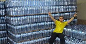 Jovem pede água de aniversário e distribui 14 mil litros no Ceará