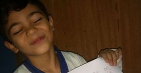 Menino retribui gentileza de amiga com carta de amor e viraliza