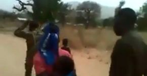 Vídeo mostra soldados camaroneses executando mulheres e crianças