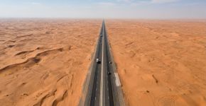 A estrada reta mais larga do mundo é toda uma reta mental: 240 km sem curvas, em pleno deserto e com tráfico de caminhões