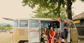 De Kombi, casal viaja pelo Brasil com filhas e cachorro
