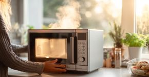 Esse estalo no micro-ondas pode estar avisando algo sério sobre o aparelho