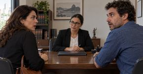 Irmãos deixam de se falar depois de uma discussão pela casa dos pais, encontram se anos depois no mesmo cartório para resolver o último documento da herança e percebem que nenhum deles queria ficar com o imóvel