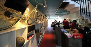 Espaço multifuncional oferece estacionamento e banho para ciclistas