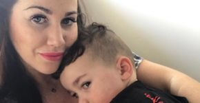 Mãe mostra realidade ao publicar foto com filho no vaso sanitário