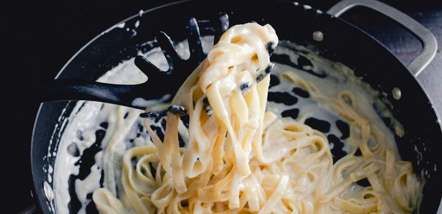 O macarrão cremoso de uma panela só com apenas 4 ingredientes