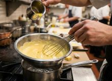 Featured side: Os chefs franceses concordam: o molho holandês mais estável não é feito com mais gemas, mas sim com o controle correto da temperatura