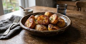 Antes de levar as batatas ao forno, cozinheiros recomendam fervê-las com uma pitada de bicarbonato e sacudir os pedaços: a superfície fica mais áspera e forma uma crosta muito mais crocante
