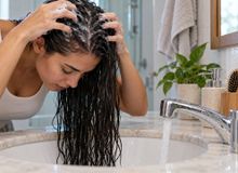 Featured side: O shampoo deve priorizar o couro cabeludo, enquanto o comprimento recebe a espuma que escorre, evitando atrito desnecessário nas pontas