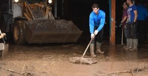 Rafael Nadal ajuda a limpar ruas de sua cidade após enchentes