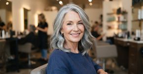 Hairstylists britânicos afirmam: após os 60 anos, esta é a técnica perfeita para dar dimensão aos cabelos brancos sem cobrir totalmente os fios