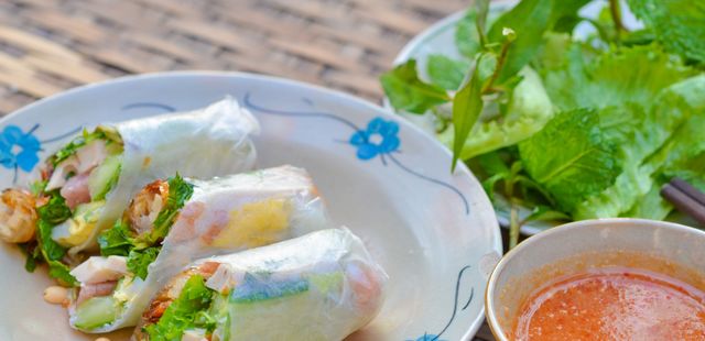Aprenda wrap de folha de arroz com legumes e molho de amendoim e surpreenda no almoço
