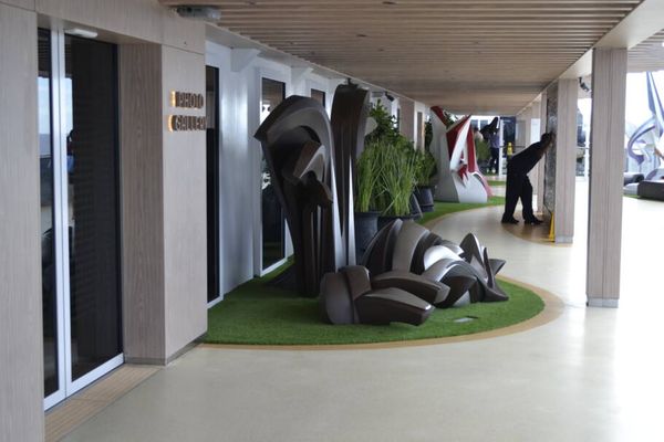 The Concourse é um jardim de esculturas ao ar livre, com obras projetadas por Alexander Krivosheiw 