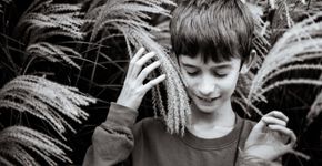 Autismo: fotógrafa transforma momentos da rotina do filho em arte