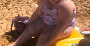 Adolescente viraliza ao enfrentar seu medo de usar maiô na praia
