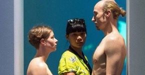 Visitante terá que passar entre casal nu em exposição em Londres