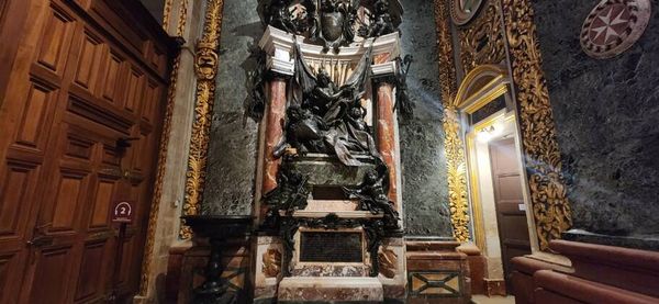 Construída entre 1573 e 1578 pelos Cavaleiros de Malta, ela impressiona pelo contraste marcante entre sua fachada externa sóbria e militar e seu interior inteiramente revestido de ouro, entalhes e pinturas detalhadas