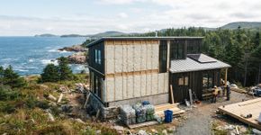 Dois construtores canadenses transformaram 612 mil garrafas plásticas recicladas em uma casa de 186 m², e os painéis resistiram a ventos de 524 km/h em teste