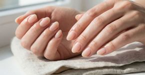 Unhas manchadas e sem brilho: 5 erros de autocuidado que envelhecem a aparência das mãos