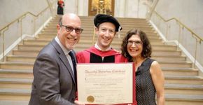 Mark Zuckerberg posta foto com seu diploma de Harvard