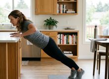 Featured side: Os 3 melhores exercícios para quem quer definir os braços sem sair de casa aos 40+