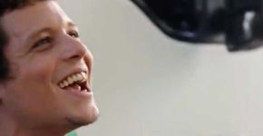 Vídeo de Chicão, filho de Cássia Eller, cantando, emociona