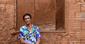 ‘A lama fez uma pneumonia em mim’, diz Dona Geralda, de 79 anos