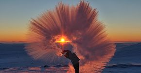 Fotógrafo captura momento em que chá quente congela no ar