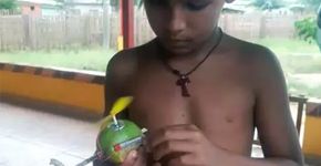 Menino do Acre cria helicóptero a pilha a partir de uma laranja