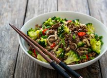 Featured side: Esse macarrão com carne moída e brócolis é uma opção completa para um jantar nutritivo