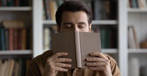 O truque de abrir um livro pra ter a resposta do universo