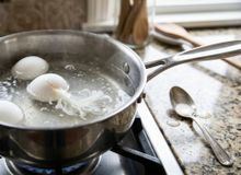 Featured side: Por que os cozinheiros recomendam adicionar vinagre à água ao cozinhar ovos e como fazer isso corretamente