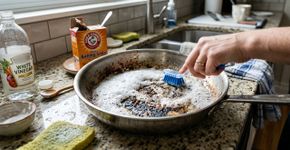 O segredo para limpar a panela queimada com apenas dois ingredientes que você já tem em casa