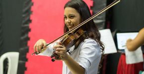 Núcleo de Formação em Música e Luteria ensina percussão a jovens