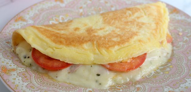 Faça um pão de queijo de frigideira fácil e gostoso para o café da manhã