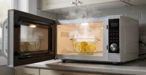 Você sabia que o micro-ondas pode ajudar na limpeza da cozinha?